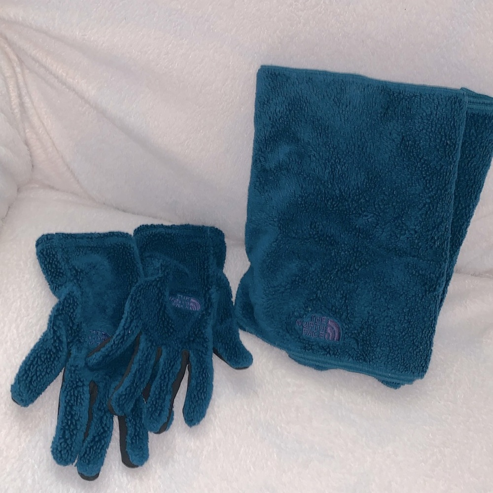 Set of fleece scarf and gloves from The North Face